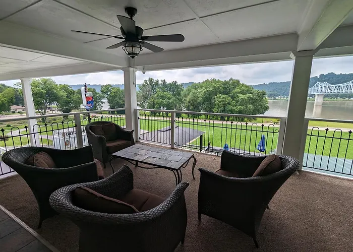 Riverboat Inn & Suites