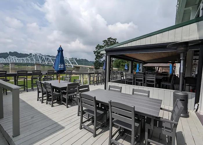 Riverboat Inn & Suites