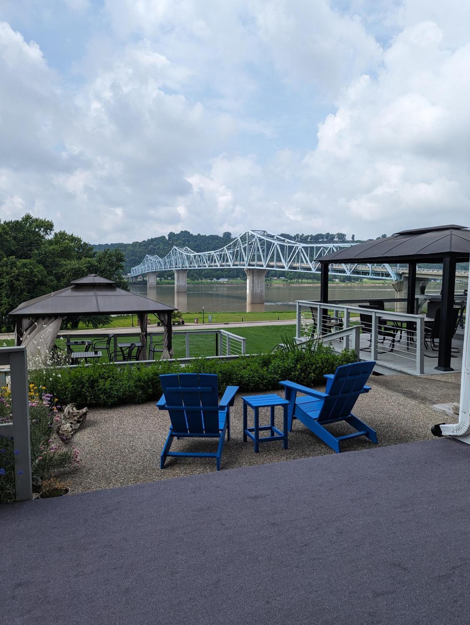 Hotel Riverboat & Madison